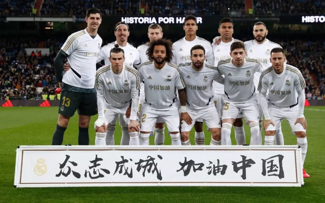 一人持球 一人持球